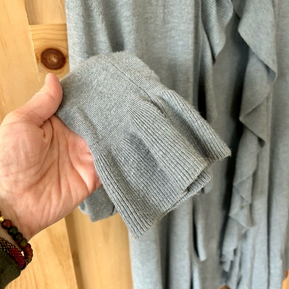 Soft grey cashmere-blend cardigan with ruffle detail - Picture 3 of 4